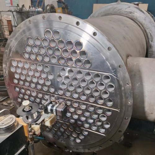 Płaszczowo-rurowy rekuperacyjny wymiennik ciepła dla kolumny destylacyjnej W1.101+W1.102, 160m2+50m2