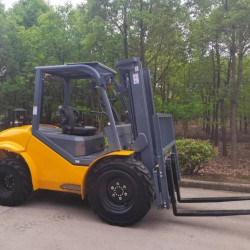 Wysokoprężny wózek widłowy CPCD30 4WD o udźwigu 3 ton