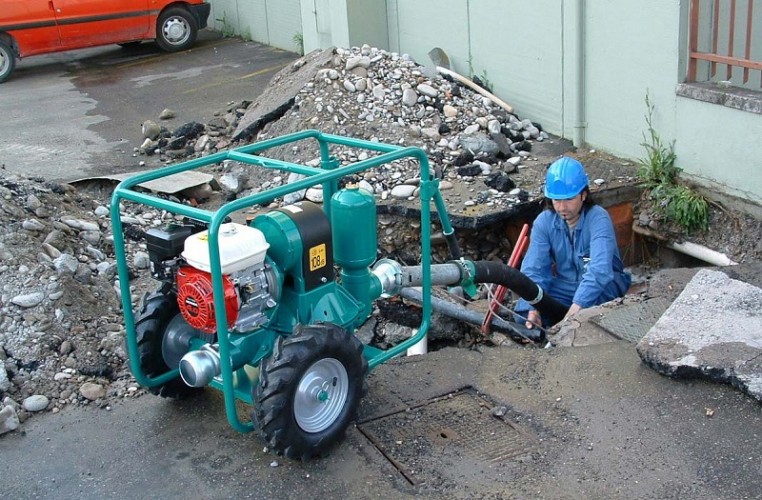 Caffini - Libellula Lib 1-3, Al pompa membranowa z silnikiem benzynowym Honda montowana na przyczepie z kołami