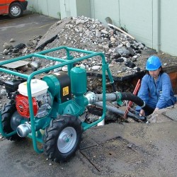 Caffini - Libellula Lib 1-3, Al pompa membranowa z silnikiem benzynowym Honda montowana na przyczepie z kołami