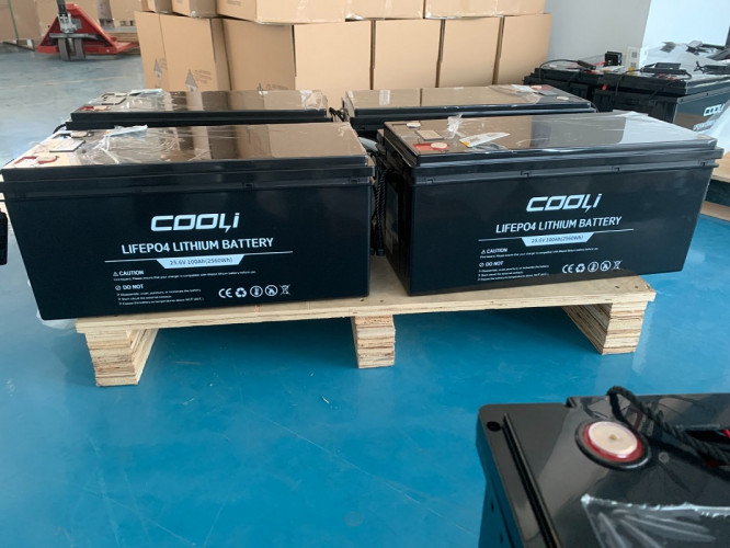 Akumulator litowo-żelazowo-fosforanowy (litowo-żelazowy) CL-25.6V 100Ah, LiFePO4, LFP ABS Obudowa stojąca na podłodze z Bluetooth i wyświetlaczem