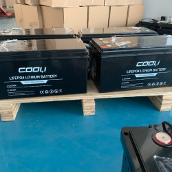 Akumulator litowo-żelazowo-fosforanowy (litowo-żelazowy) CL-25.6V 100Ah, LiFePO4, LFP ABS Obudowa stojąca na podłodze z Bluetooth i wyświetlaczem