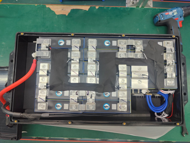 Akumulator litowo-żelazowo-fosforanowy (litowo-żelazowy) CL-25.6V 100Ah, LiFePO4, LFP ABS Obudowa stojąca na podłodze z Bluetooth i wyświetlaczem