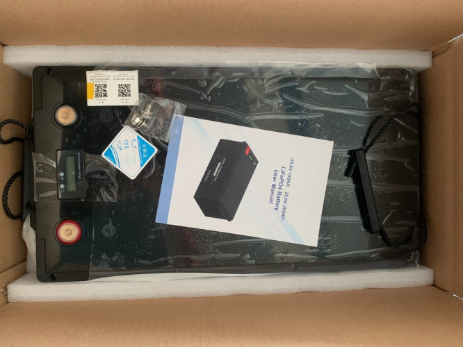 Akumulator litowo-żelazowo-fosforanowy (litowo-żelazowy) CL-25.6V 200Ah, LiFePO4, LFP ABS Obudowa stojąca na podłodze z Bluetooth i wyświetlaczem