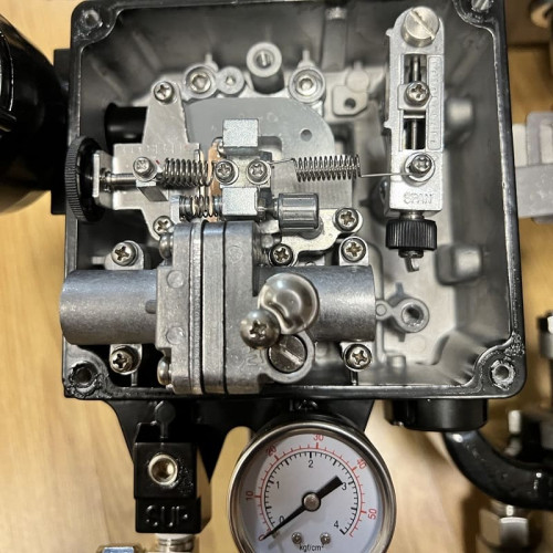 DN50 Pneumatycznie sterowany zawór regulacyjny 10P11Y-DNx5016Z-L112C-C (korpus CF8, gniazdo SS304) z pozycjonerem YT-1000, wejście 4-20 mA, Ex