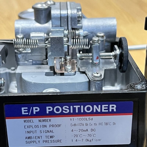 DN50 Pneumatycznie sterowany zawór regulacyjny 10P11Y-DNx5016Z-L112C-C (korpus CF8, gniazdo SS304) z pozycjonerem YT-1000, wejście 4-20 mA, Ex
