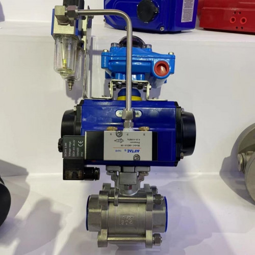 PN16 DN15 Gwintowany zawór kulowy AISI 304, gniazdo PTFE z siłownikiem pneum.dwustronnego działania, pneum.zawór przesuwny. 5/2, cewka 24 V, LS10